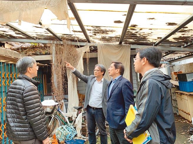 台大校长管中闵（右二）在总务长葛宇宁（右一）陪同下检视臺静农教授故居。（台大提供）