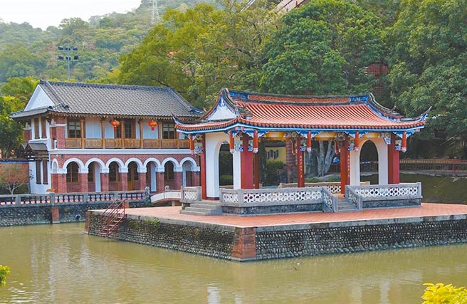 霧峰林家後代林明洋盜刻父兄印章，偽造1.5億元本票、支票還債，台北地院26日依偽造有價證券判他1年10月，緩刑4年。圖為霧峰林家萊園。（本報資料照片）