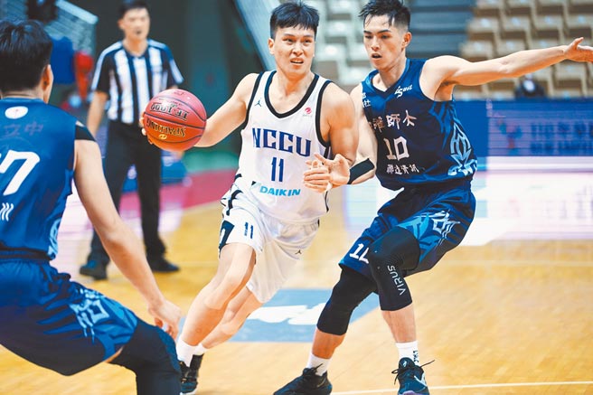 政治大學洪楷傑（左）昨在第3節率領球隊打出15比2猛攻，順利扭轉場上局勢。（大專體總提供）