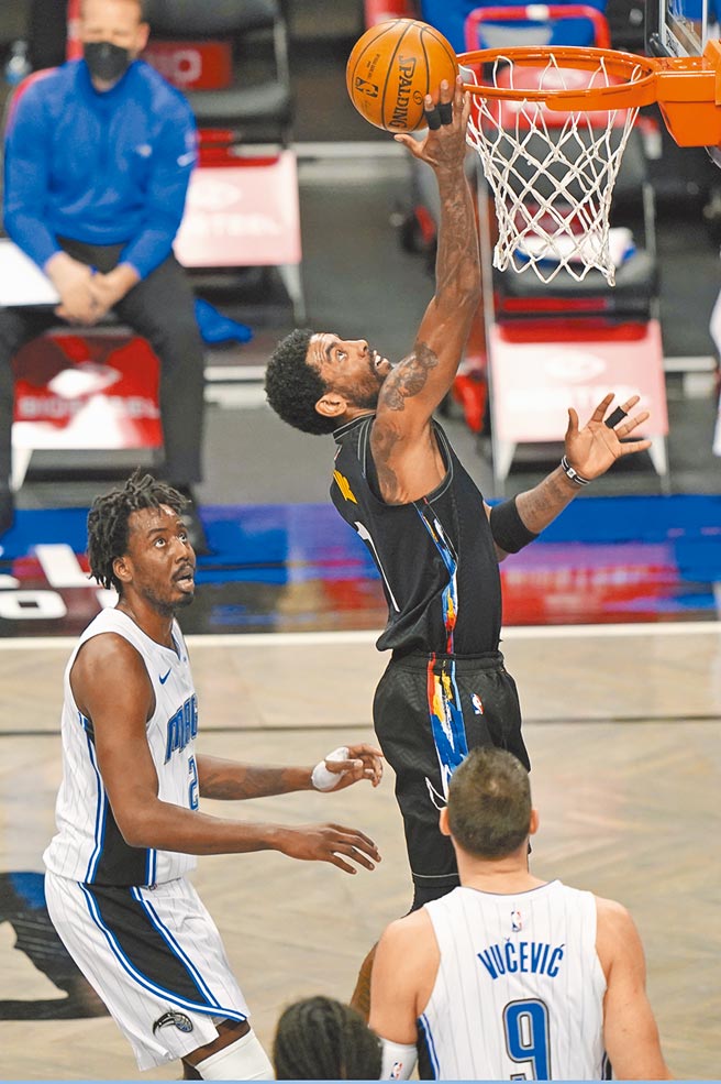 厄文昨拿27分、9助攻，「大鬍子」哈登也有20分，携手带领篮网129比92狂轰魔术。（美联社）