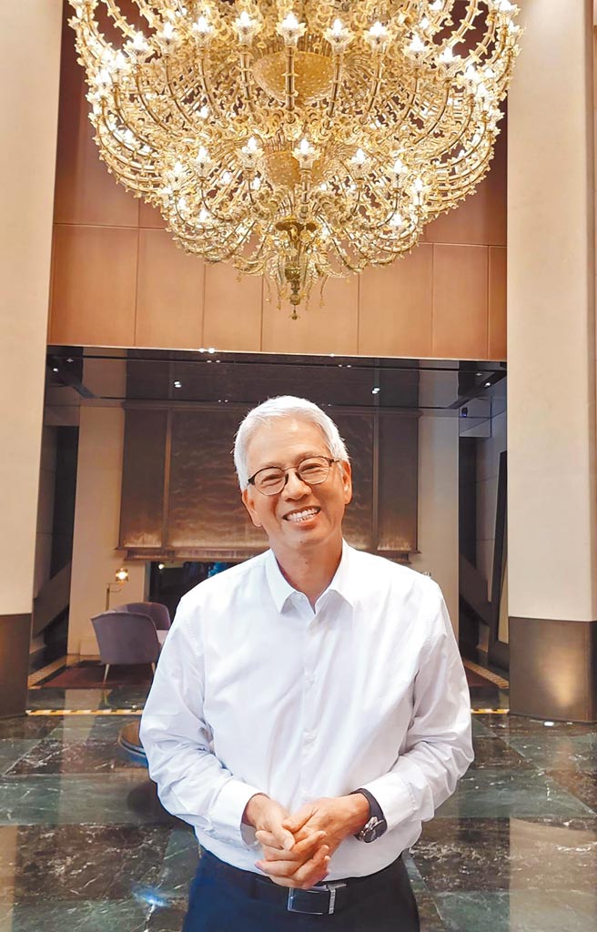 梁德煌不说话时像是个文青，殊不知，他是台中豪宅新霸主「宝玺建设」创办人。（王莫昀摄）