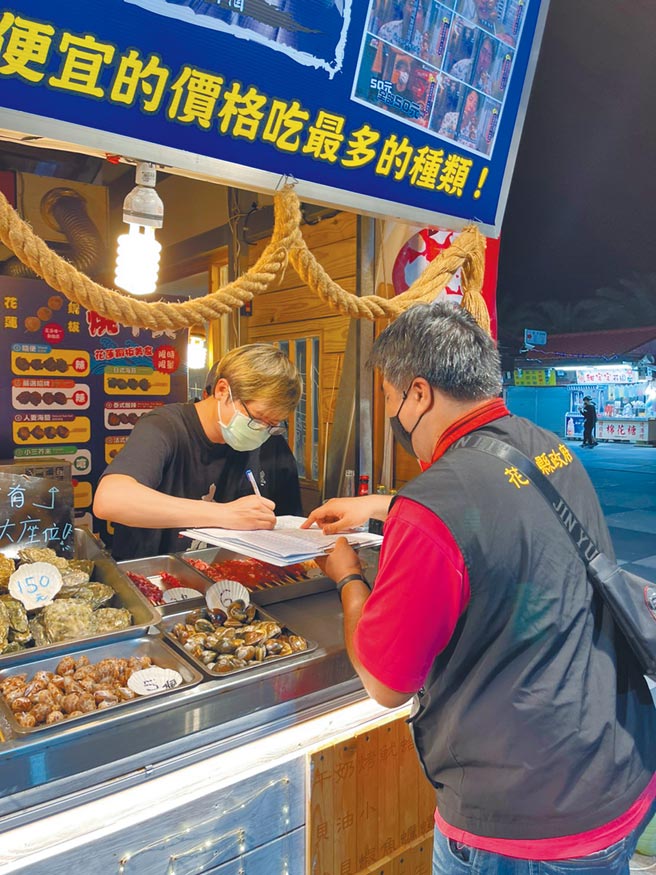 花莲东大门夜市摊位转租赚价差传闻不断，县府前往稽查发现约2成摊商实际营运与申请品项不符。（花莲县政府提供／王志伟花莲传真）