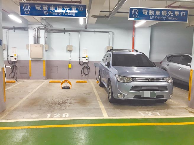 台北市交通局規畫所有公有停車場設置充電車格，市長柯文哲要求避免電動車格位被一般車輛占用，將實施差別費率，若車主沒充電卻停在電動車格位，停車費每小時加收10元。（台北市停管處提供／吳康瑋台北傳真）