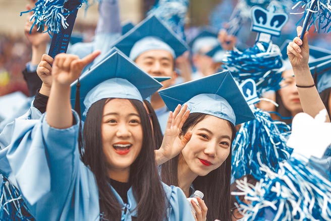 多位美国共和党联邦参议员提案，终止发给中国公民十年多次的签证。图为2016年5月在纽约，几名中国留学生参加哥伦比亚大学毕业典礼。（新华社）