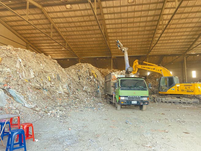 地主擔心廠房被排除重畫區外，自行清運萬噸垃圾，截至2月底已清理約2500公噸，預計將6月底前可全數清理完畢。（新北地政局提供／李俊淇新北傳真）