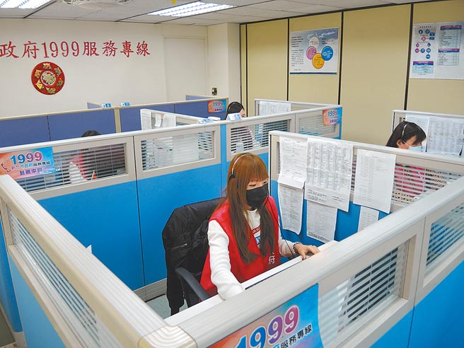 新竹市1999服务专线话务员具备专业能力，甚至还需上知天文、下知地理，替民眾解答生活大小事。（邱立雅摄）
