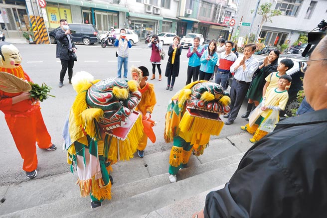 新竹县芎林国小方口狮社团透过「金狮护童、爱心共好」演出，向参与爱心商家的业者走春、拜年，串联彼此情谊。（庄旻静摄）