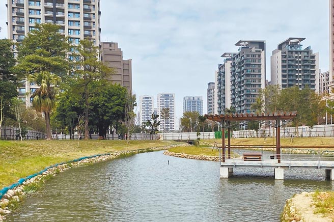 新竹县东兴圳景观再造工程第1期范围内的公26，26日验收，预计将于3月初拆除围篱后正式开放。（庄旻静摄）