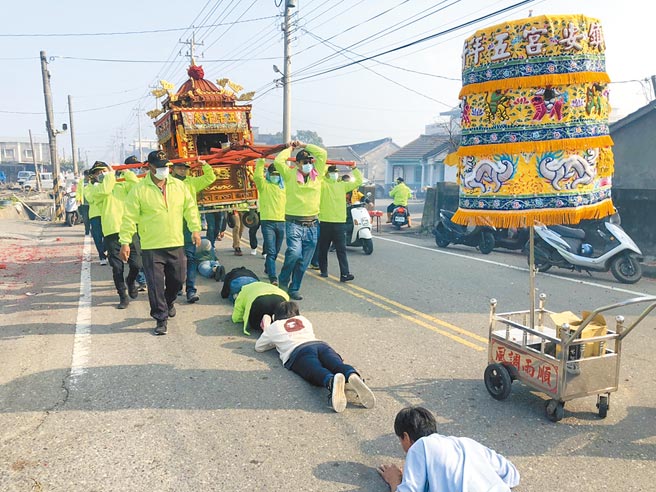 雲林縣褒忠鄉馬鳴山鎮安宮遶境陣頭分成東西兩線，沿途都有信眾鑽轎底求平安。（周麗蘭攝）