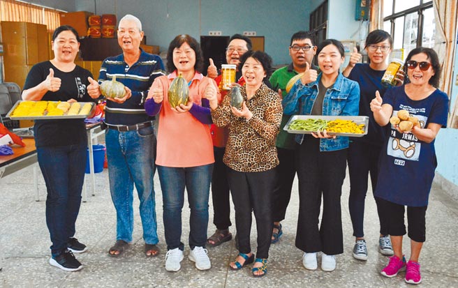 洽興社區將生產過剩作物烘乾作成蔬菜罐，一上市便熱銷，也讓農產品增加額外銷售管道。（林和生攝）