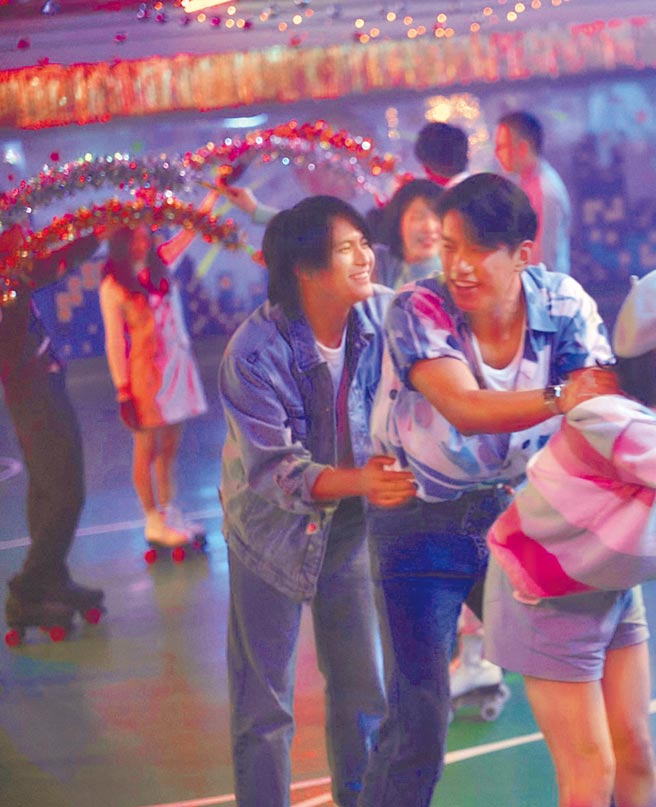 羅士齊（左）與朱軒洋在《天橋上的魔術師》是好兄弟。（公視提供）