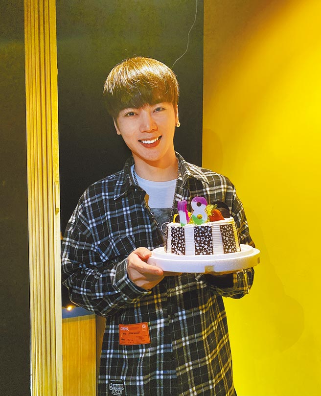 古曜威25日欢庆27岁生日，开心切蛋糕。（单纯梦想文创事业提供）