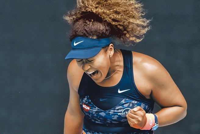 泰格豪雅品牌大使大坂直美赢得2021年第一个大满贯，佩戴Aquaracer女表挥拍。（泰格豪雅提供）