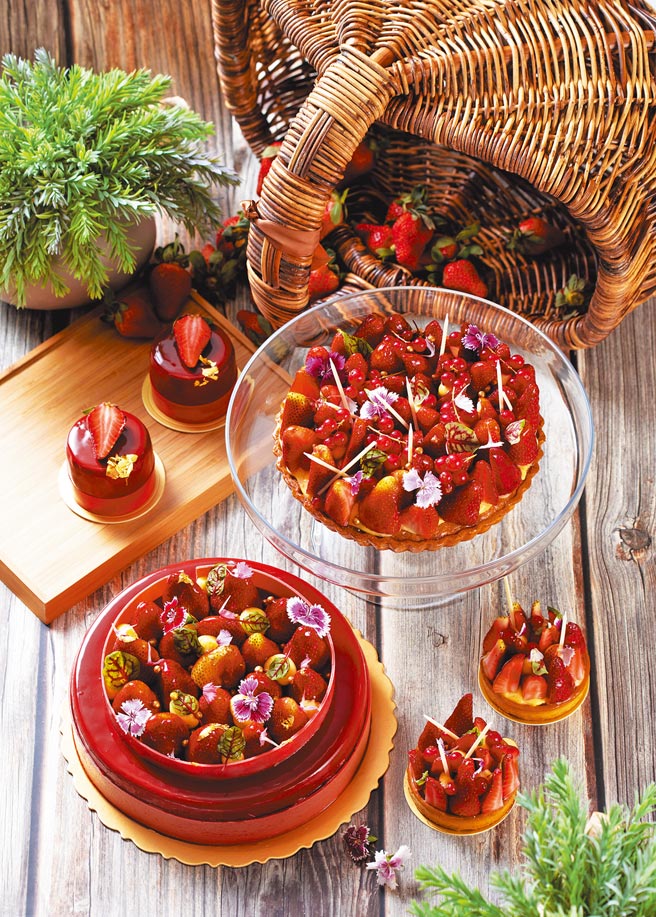 台北新板希爾頓酒店逸廊春季推出草莓百香果蛋糕（上）及「新鮮草莓杏仁塔」2款甜點。（台北新板希爾頓酒店提供）