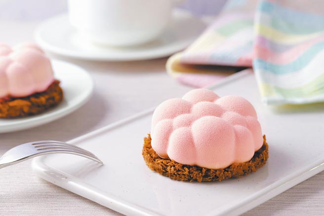 「蜜桃雲朵慕斯」造型可愛夢幻。（台北亞都麗緻大飯店提供）