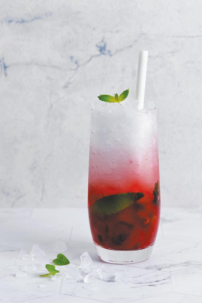 「红粉莫希多Pink Mojito」沁凉清爽中透出酸甜莓果香气。（台北亚都丽致大饭店提供）饮酒过量 有害健康