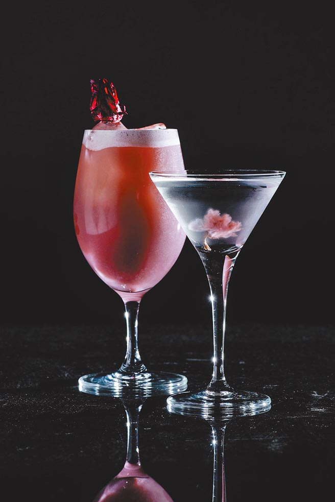 大仓久和大饭店的珍珠酒吧2款烟熏粉色季节特调─橘香洛神费斯（左）和樱花马丁尼。（大仓久和大饭店提供）饮酒过量 有害健康