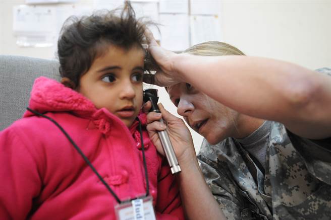 研究团队发现，每天一杯咖啡可降低听力下降风险达15%。图为美陆军为伊拉克孩童检查听力。(图/DVIDS)