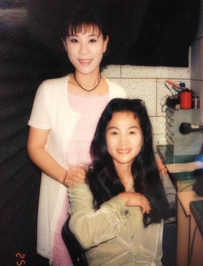 龙千玉忆及国中毕业后到台北圆星梦时，从凤飞飞身上学到许多做人的道理。（图／龙千玉提供）