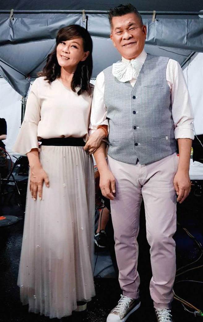 当年龙千玉在台南作秀时，认识了主持人澎恰恰，两人的友谊延续至今。（图／龙千玉提供）