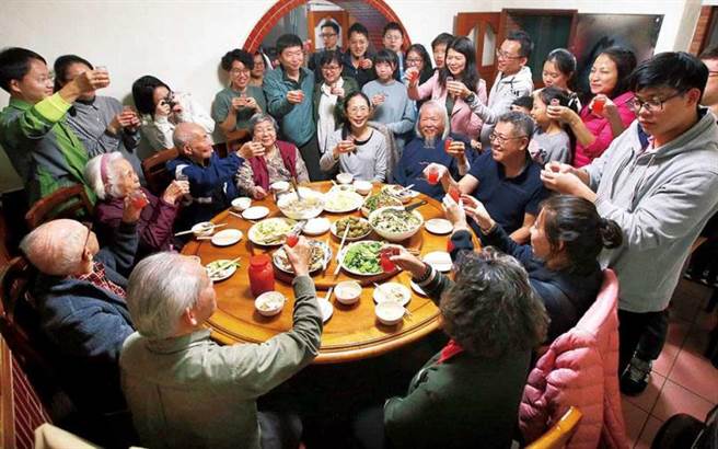 年期間，親友聚會場合多，在大吃大喝之下，容易讓腸胃負擔過重。（圖／報系資料庫）