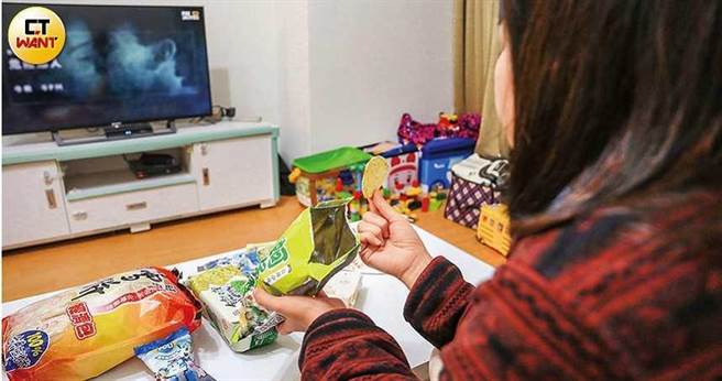 放假时吃吃喝喝没有节制，不仅容易引起肠胃炎，也可能因肠道菌丛改变，让免疫力下降。 （图／张佑铭摄）