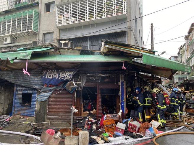 新北市中和区景安路79巷内某民宅1楼今（28日）清晨6时许传出火警，警消前往抢救。（翻摄）