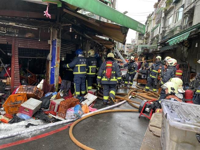 新北市中和区景安路79巷内某民宅1楼今（28日）清晨6时许传出火警，警消前往抢救。（翻摄）