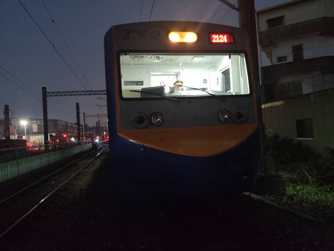 台铁区间车撞上一名入轻轨道的民眾，民眾当场死亡。(台铁提供)