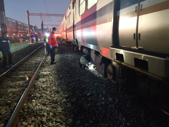 台铁区间车今早撞上一名入轻轨道的民眾，民眾当场死亡。(台铁提供)