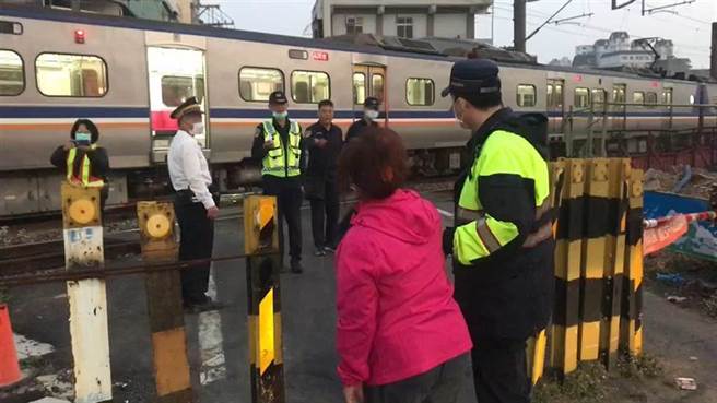台铁国华街平交道发生火车撞击男子致死，警方在现场处理调查。（读者提供）