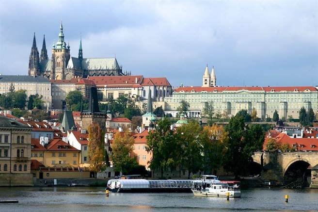 去年3月，新冠肺炎疫情开始在欧洲延烧，原本28人报名的「奥捷10日游」，有20人取消，旅行团因人数不足取消行程，有3名旅客提告求偿。图为捷克布拉格。（中时资料照 陈志东摄影）