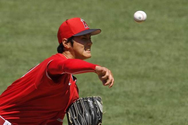 大谷翔平在春訓第2次投手打擊練習時飆出100哩速球，手感相當不錯。（美聯社資料照）