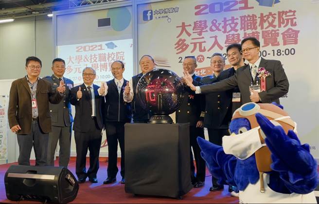 台中市政府陈子敬副市长(中)与贵宾共同启动台中展区。(倪育堂摄)