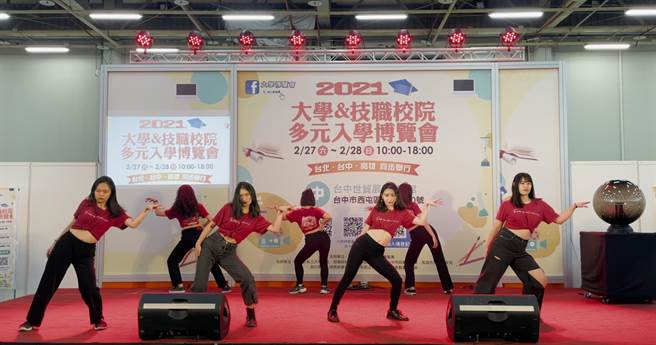 东海大学学生现代舞演出为开幕式揭开序幕。(倪育堂摄)