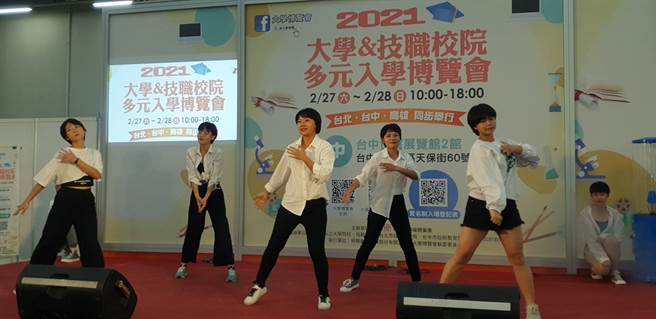 空军航空技术学院热舞表演。(戴有良摄)