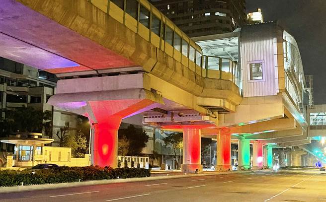 台中市捷运绿线文心森林公园站区间的轨道墩柱，近期中央分隔岛装设七彩投射灯，将不同的灯光色彩变化投射到墩柱上。（市议员张耀中服务处提供／陈世宗台中传真）