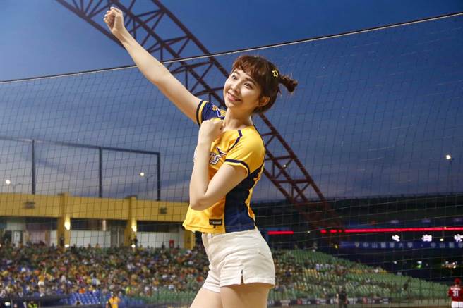 中信兄弟啦啦队Passion Sisters成员Landy 岚蒂因为生涯规划选择离队。（截自Passion Sisters官方脸书）