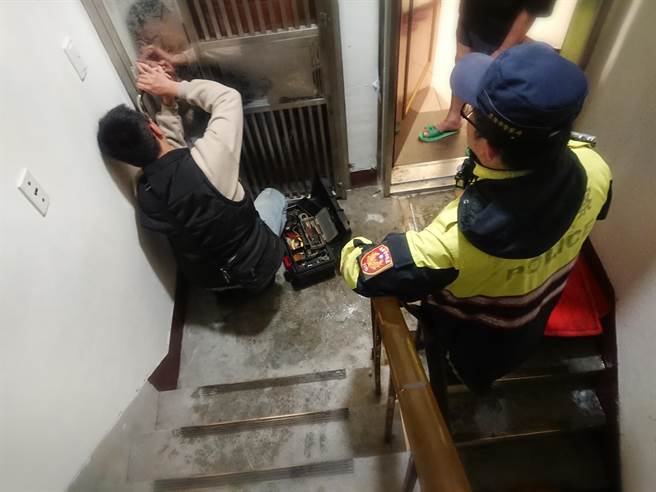 基隆某公寓樓梯間淹大水，家屬找來鎖匠開門，才解除水患。（基隆市警局提供／陳彩玲基隆傳真）