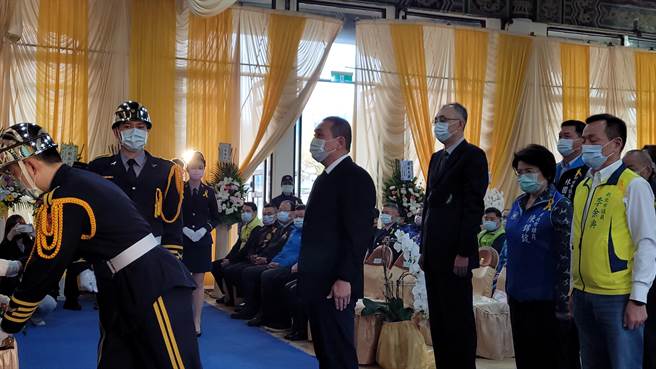 新北市永和警分局中正橋派出所巡佐張國聖猝死，家屬今（28日）上午在板橋殯儀館舉辦告別式，新北市長侯友宜親自到場主祭。（翻攝）