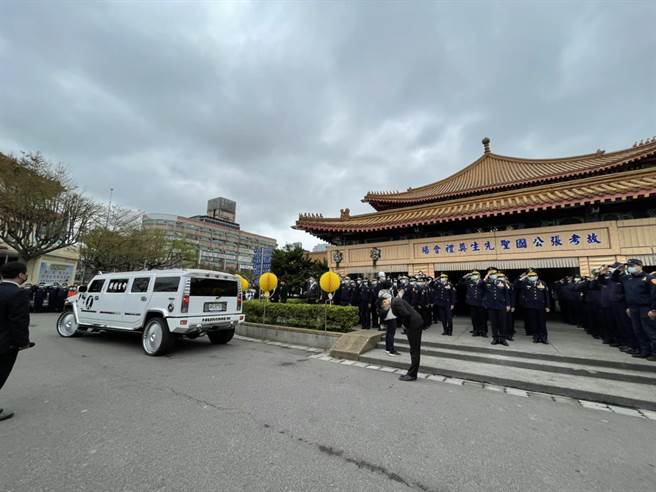 新北市永和警分局中正橋派出所巡佐張國聖猝死，家屬今（28日）上午在板橋殯儀館舉辦告別式，新北市長侯友宜親自到場主祭。（翻攝）