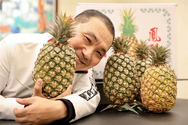 大陆宣布3月1日起暂停进口台湾凤梨，新北市长侯友宜今（28日）上午表示，政府面对果农外销，不能单一只靠大陆，要行销到全世界，新北市会和果农一起并肩作战。（摘自侯友宜脸书）