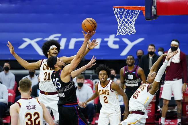 七六人後衛班西蒙斯閃過兩名騎士球員防守上籃。(美聯社)