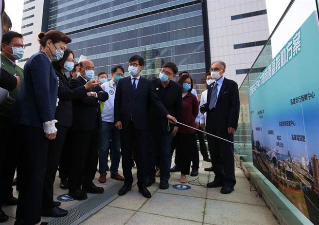 （高雄市长陈其迈（前排右三），向蔡英文总统、行政院长苏贞昌简报亚湾区整体规划。图／高雄经发局提供）
