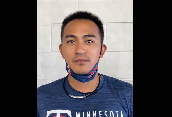 林子伟向双城球迷介绍自己名字该怎么发音。（截自推特）