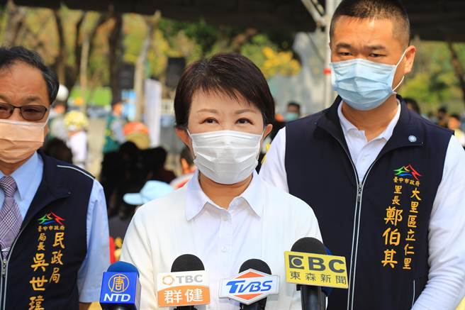 國民黨主席江啟臣宣布競選連任黨主席，台中市長盧秀燕228面對媒體追問她是否支持，她只簡短說加油，就微笑轉頭離去。（馮惠宜攝）