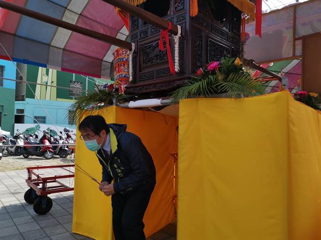 三年一科的大目降十八娆传统民俗活动，改于2月27至28日、3月1日在大目降广场举办躜轿脚祈运纳百福活动。台南市长28日上午也前往躜轿脚，为国运、百姓祈福。（刘秀芬摄）