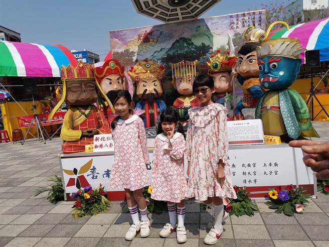 三年一科的大目降十八娆传统民俗活动，改于2月27至28日、3月1日在大目降广场举办躜轿脚祈运纳百福活动。台南市长28日上午也前往躜轿脚，为国运、百姓祈福。（刘秀芬摄）