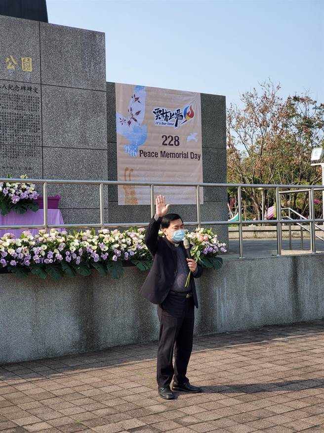 基督教長老教會牧師戴廣章帶領祝禱。（周麗蘭攝）