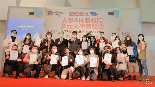 「2019魅力江城随手拍颁奖典礼暨摄影展」大合影。（王雅芬摄）